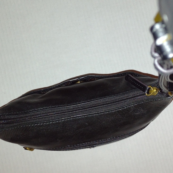 TIGNANELLO Black Genuine Leather Crossbody Bag w/RFID safe Credit Card holder - Picture 4 of 11